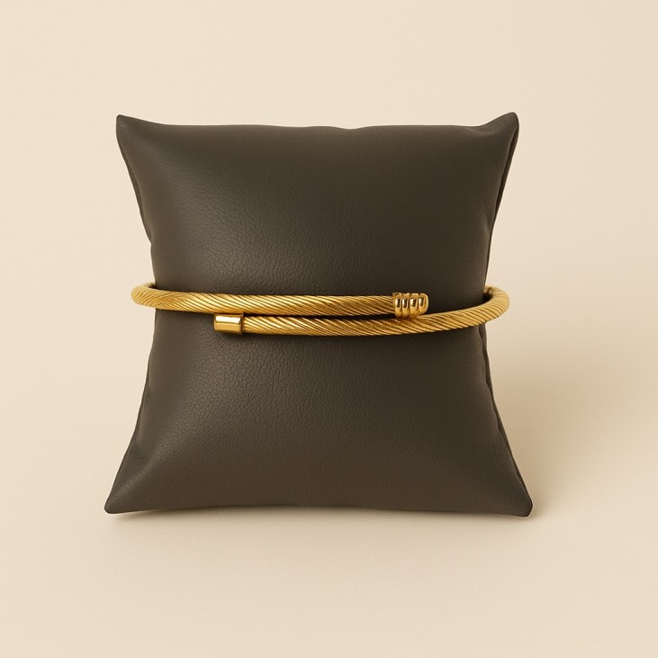 Bracelet croix torsadé plaqué or – Style moderne chic