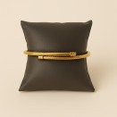 Bracelet croix torsadé plaqué or – Style moderne chic