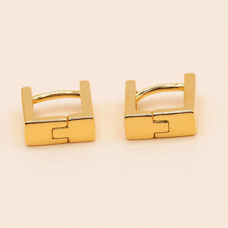 Boucles créoles rectangulaires en feuilleté d’or – Élégantes & modernes
