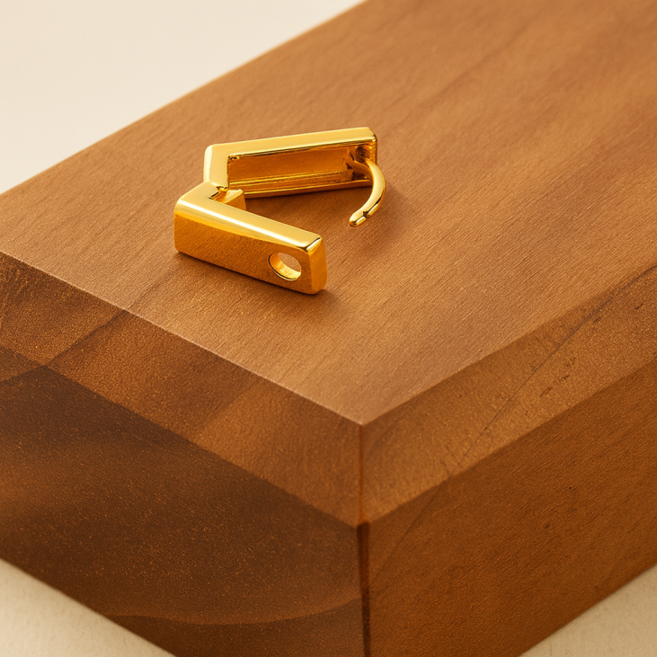 Boucles créoles rectangulaires en feuilleté d’or – Élégantes & modernes