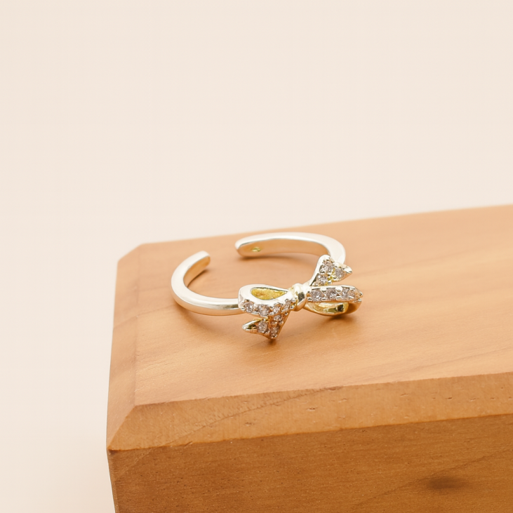 Adjustable Silver Ring with Zircon Knot - Elegant and Radiant