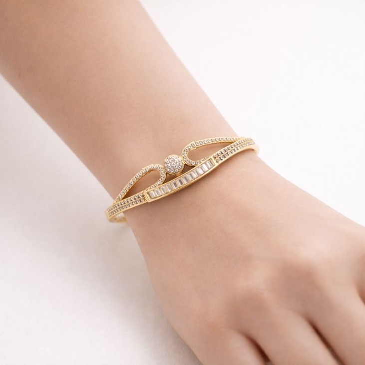 Bracelet Ovale Doré à Strass – Glamour et Éclat
