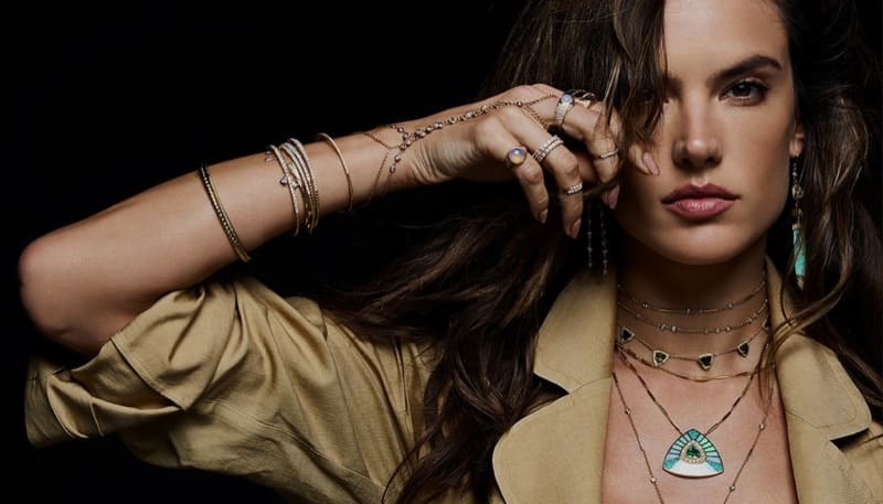 Alessandra Ambrosio portant des bijoux élégants au style bohème chic