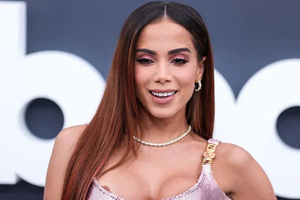 Anitta, icône de style brésilienne, arborant des bijoux contemporains